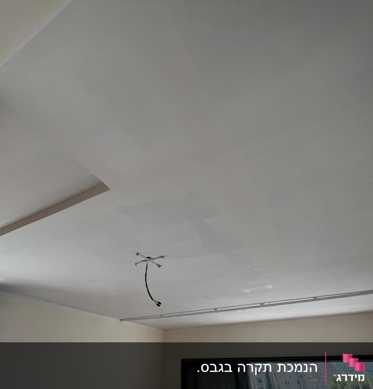 תקרת גבס עם חוטי חשמל חשופים